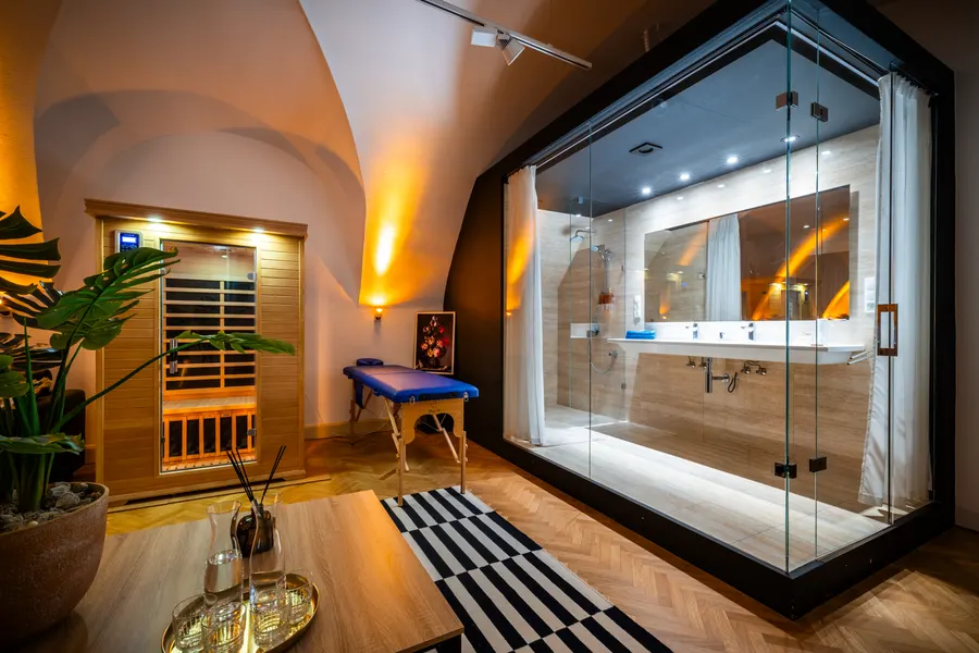 Priestor Spa Atelier pod klenbou s infra saunou a odpočivárňou