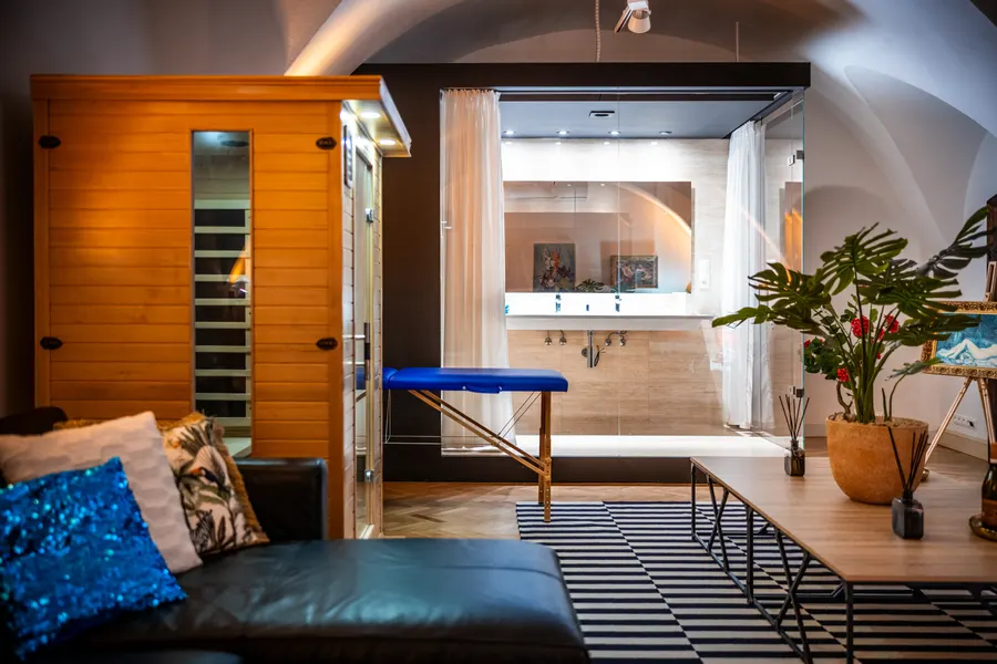 Priestor Spa Atelier pod klenbou s infra saunou a odpočivárňou