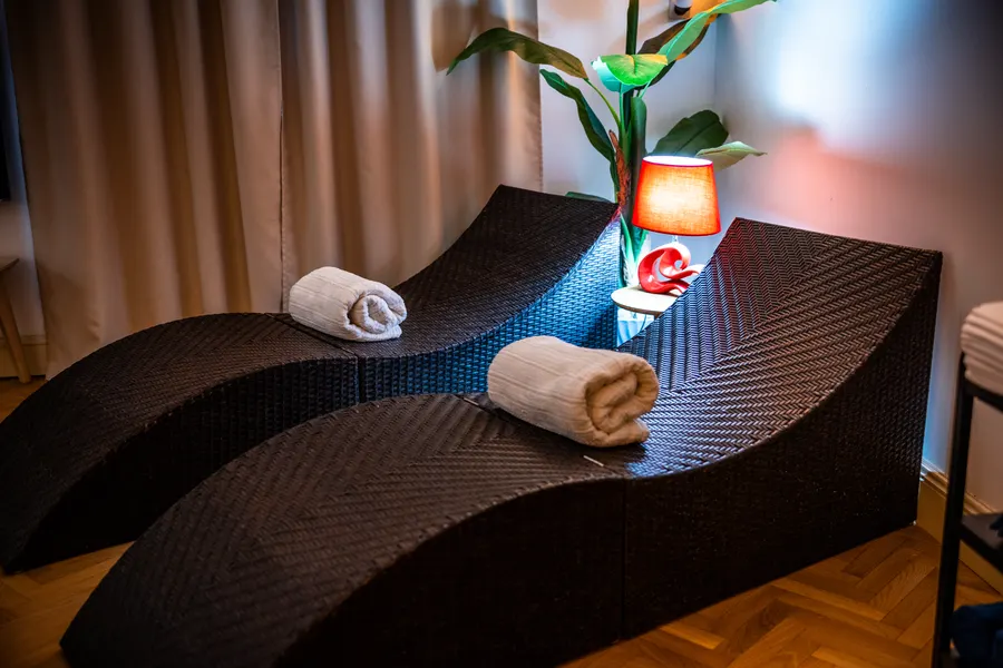 Odpočivkáreň v Spa Atelier s ležadlami a lampou